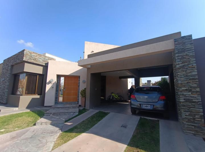 Casa · 350m² · 6 Ambientes · 2 Cocheras
