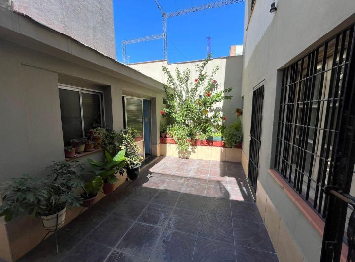 Casa · 220m² · 6 Ambientes · 3 Cocheras