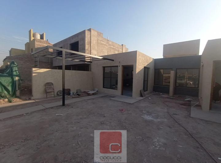 Casa · 80m² · 4 Ambientes · 2 Cocheras