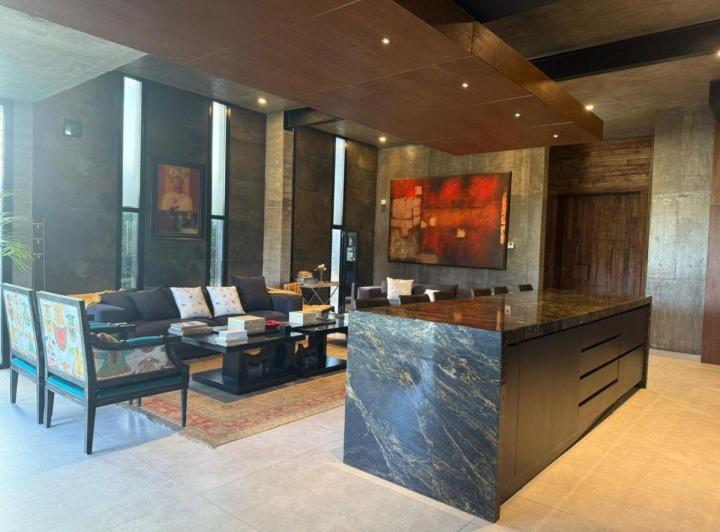 Casa · 240m² · 3 Dormitorios · 2 Cocheras