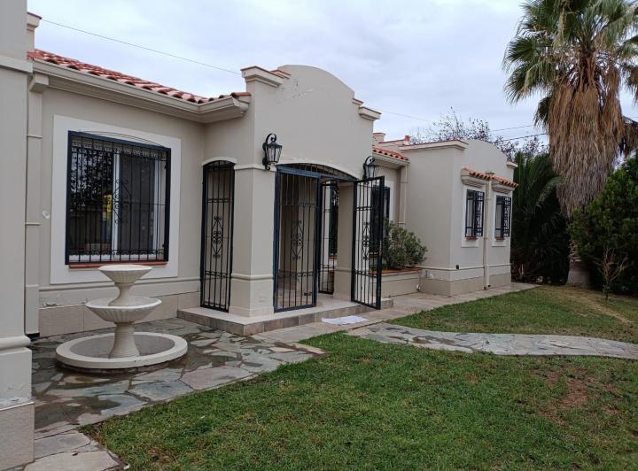 Casa · 287m² · 9 Ambientes · 2 Cocheras
