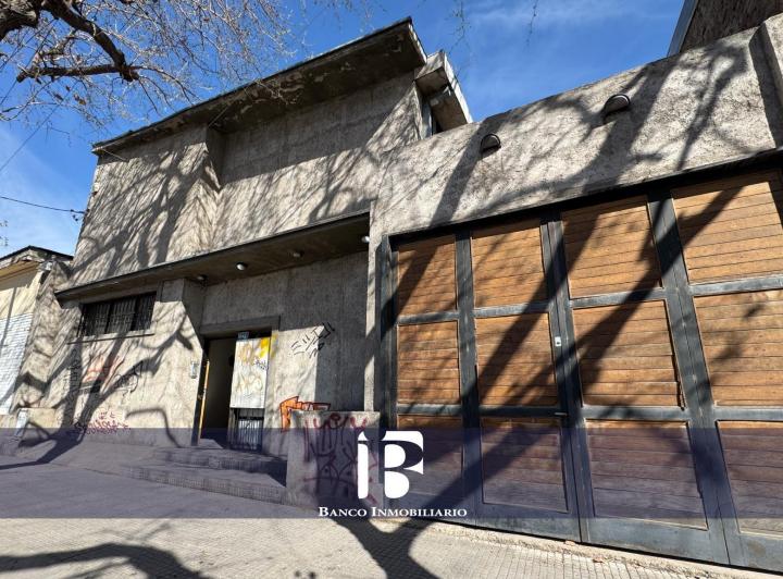 Depósito · 246m² · 7 Ambientes · 1 Cochera