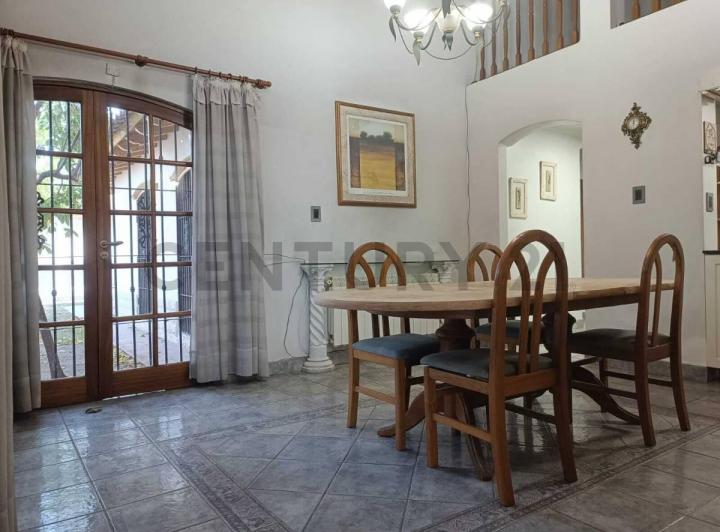 Casa · 240m² · 5 Ambientes · 4 Cocheras