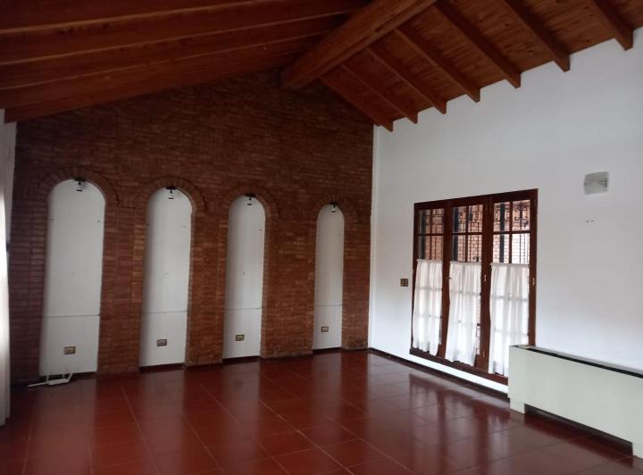 Casa · 244m² · 6 Ambientes · 1 Cochera