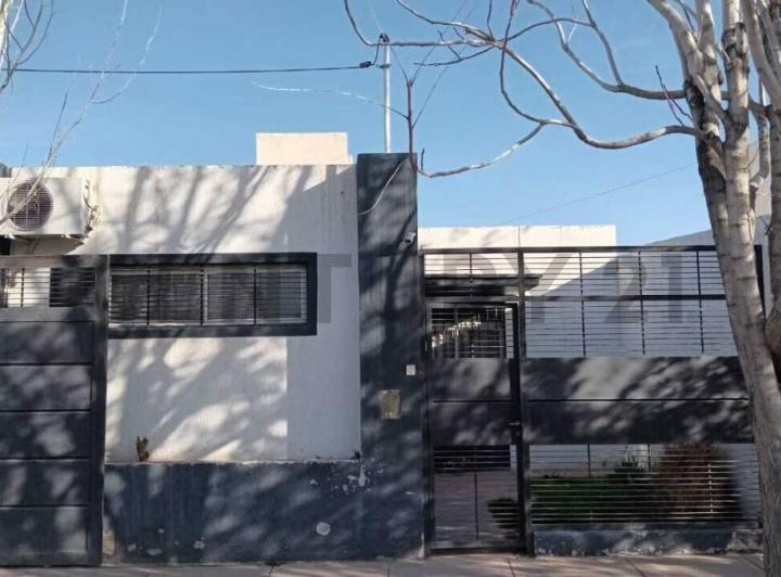 Casa · 100m² · 2 Ambientes · 1 Cochera