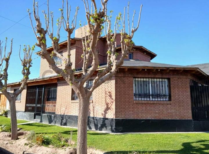 Casa · 299m² · 8 Ambientes · 2 Cocheras