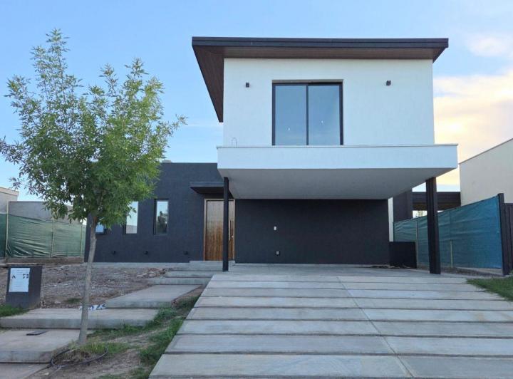 Casa · 240m² · 6 Ambientes · 2 Cocheras