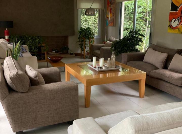 Casa · 480m² · 8 Ambientes · 4 Cocheras