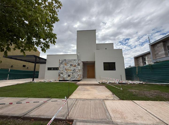 Casa · 192m² · 3 Dormitorios · 2 Cocheras