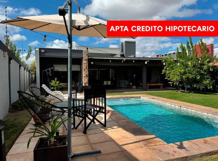 Casa · 270m² · 3 Dormitorios · 2 Cocheras