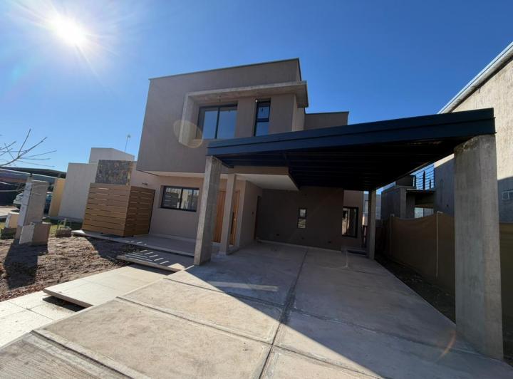 Casa · 229m² · 3 Dormitorios · 2 Cocheras
