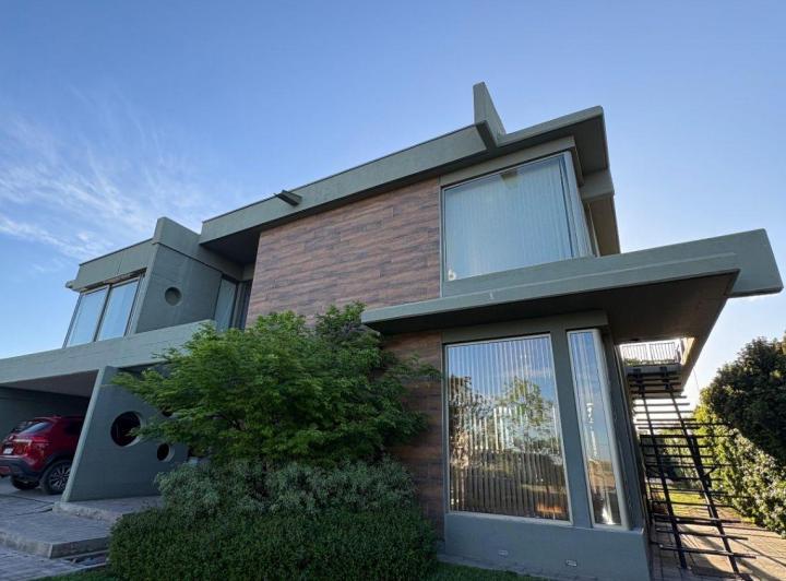 Casa · 410m² · 8 Ambientes · 3 Cocheras
