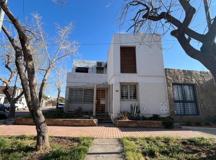 Casa · 180m² · 3 Dormitorios · 1 Cochera