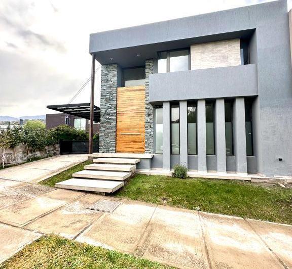 Casa · 248m² · 5 Ambientes · 1 Cochera