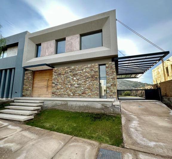 Casa · 250m² · 5 Ambientes · 1 Cochera