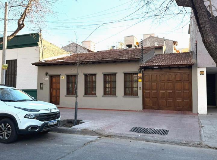 Casa · 250m² · 4 Dormitorios · 2 Cocheras