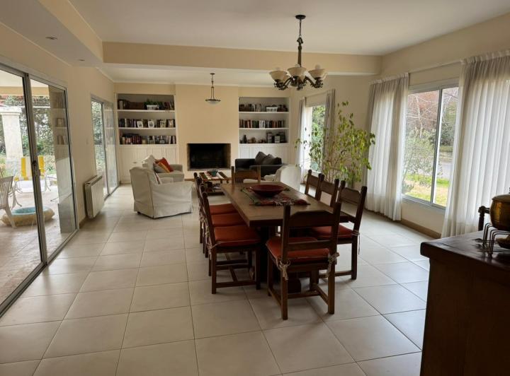 Casa · 380m² · 5 Dormitorios · 2 Cocheras