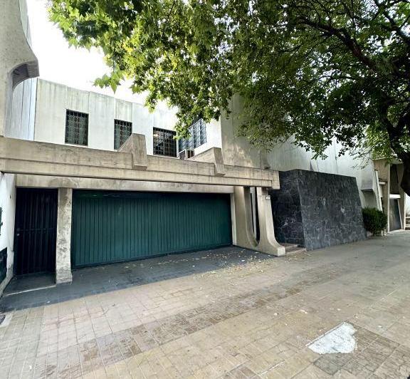 Casa · 990m² · 6 Dormitorios · 2 Cocheras