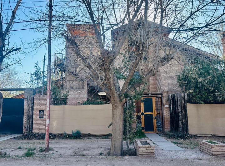 Casa · 531m² · 5 Dormitorios · 2 Cocheras