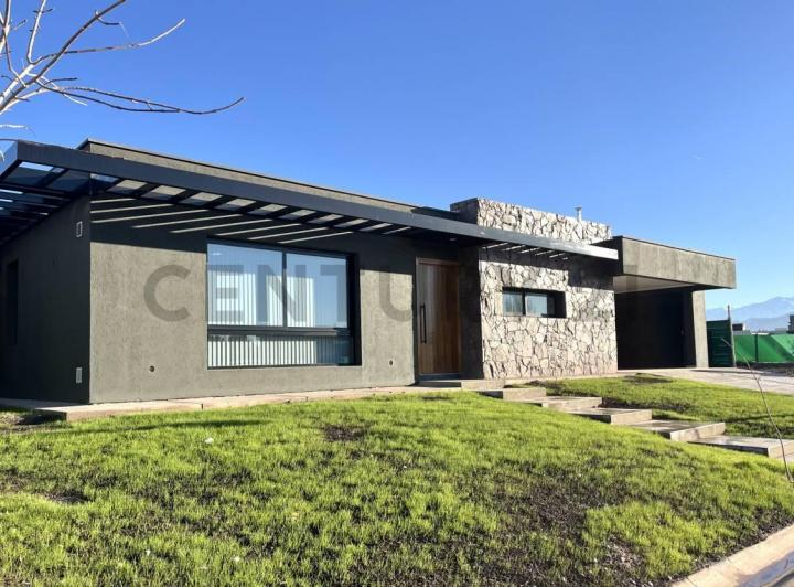 Casa · 225m² · 4 Ambientes · 2 Cocheras