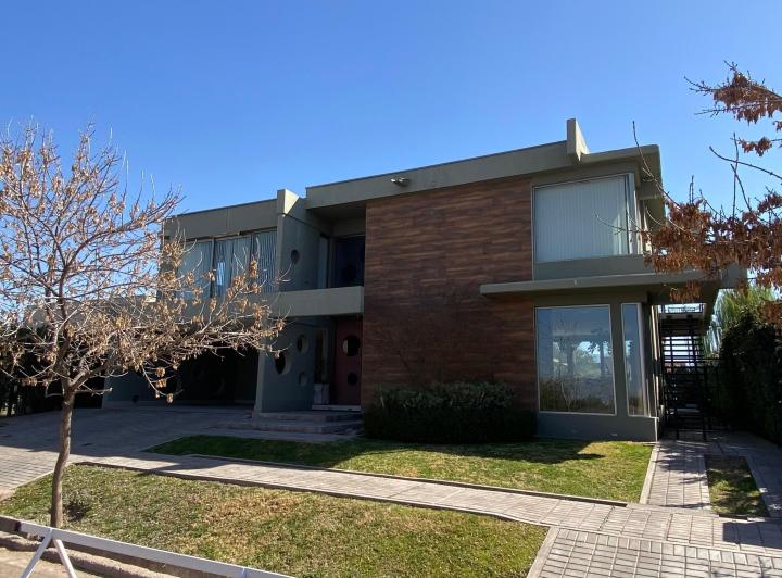 Casa · 410m² · 7 Ambientes · 1 Cochera