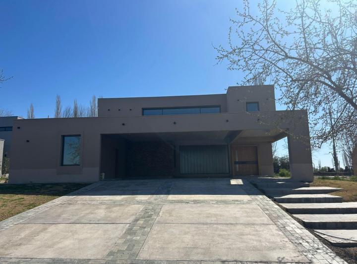 Casa · 1200m² · 7 Ambientes · 2 Cocheras