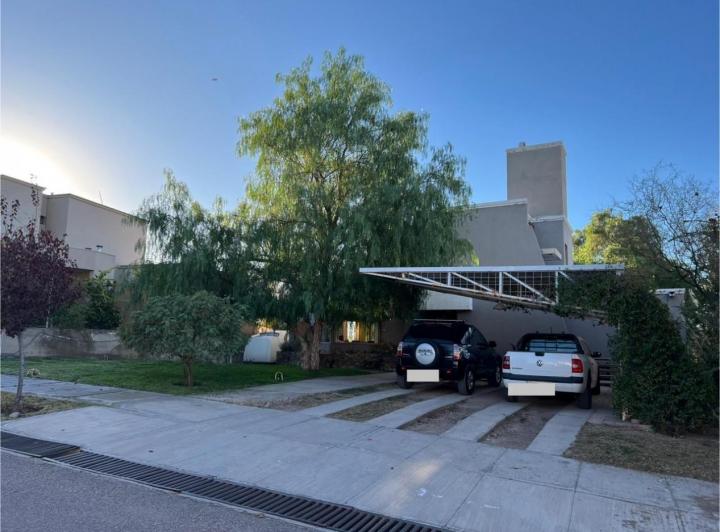 Casa · 216m² · 8 Ambientes · 2 Cocheras