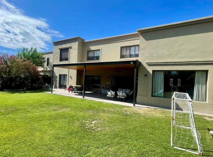Casa · 250m² · 6 Ambientes · 1 Cochera