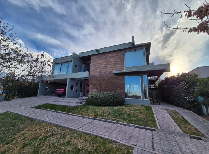 Casa · 410m² · 4 Dormitorios · 2 Cocheras