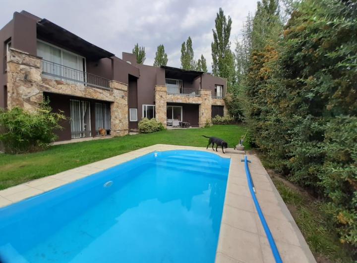 Casa · 341m² · 5 Ambientes · 2 Cocheras