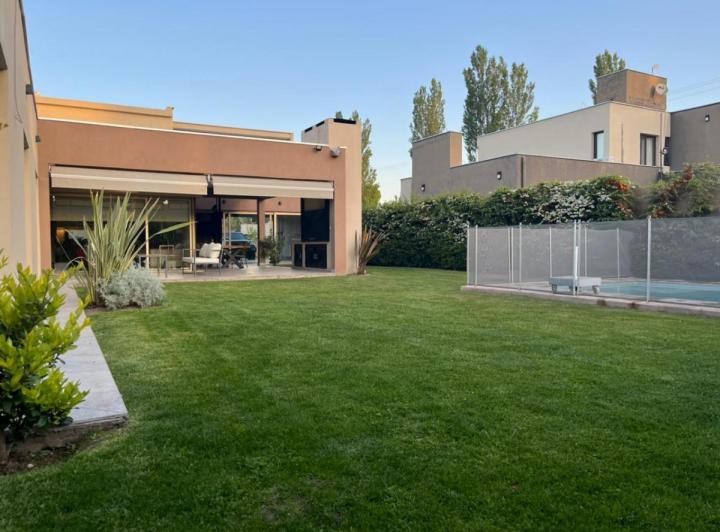 Casa · 350m² · 4 Ambientes · 2 Cocheras