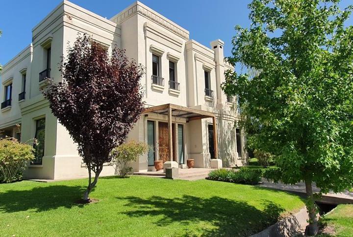 Casa · 400m² · 8 Ambientes · 2 Cocheras