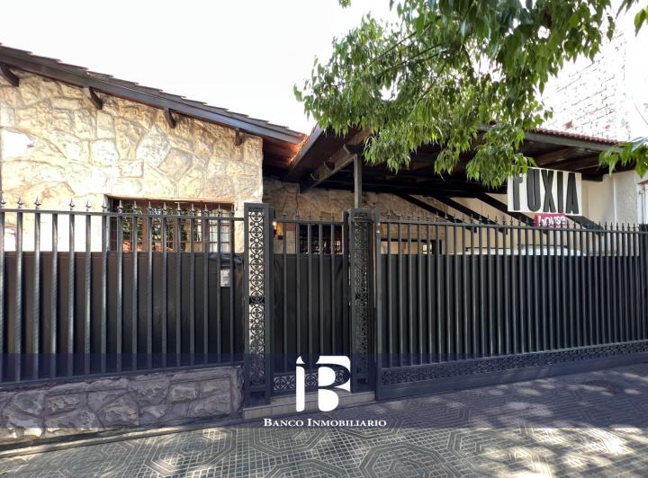 Casa · 325m² · 9 Ambientes · 4 Cocheras