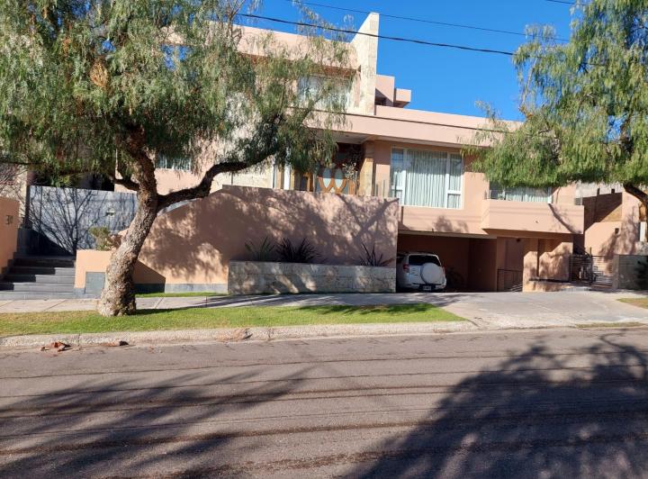 Casa · 330m² · 8 Ambientes · 2 Cocheras