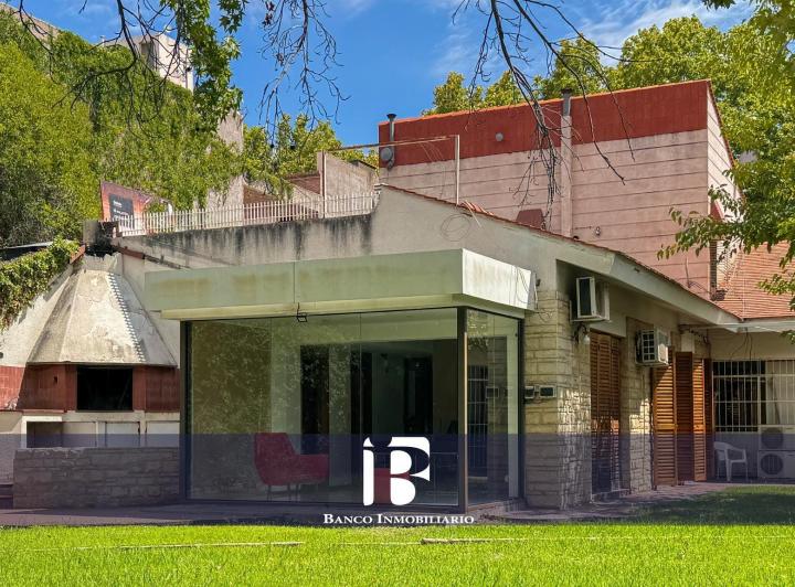 Casa · 347m² · 8 Ambientes · 3 Cocheras