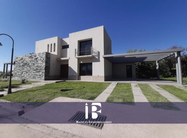 Casa · 290m² · 8 Ambientes · 2 Cocheras