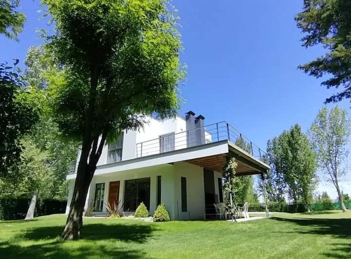 Casa · 240m² · 5 Ambientes · 3 Cocheras