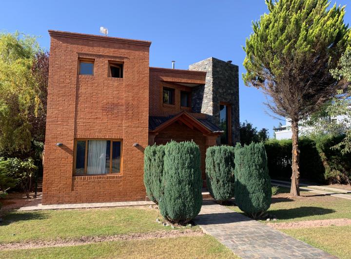 Casa · 330m² · 5 Ambientes · 2 Cocheras