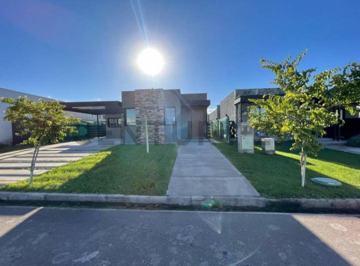 Casa · 220m² · 5 Ambientes · 1 Cochera
