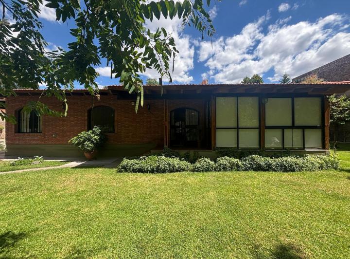 Casa · 202m² · 6 Ambientes · 4 Cocheras