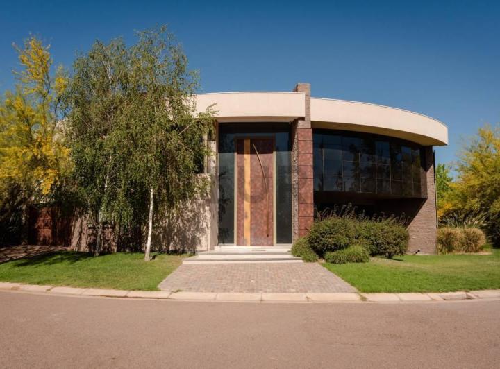 Casa · 393m² · 5 Ambientes · 3 Cocheras