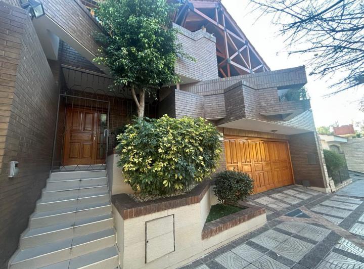 Casa · 300m² · 6 Ambientes · 2 Cocheras