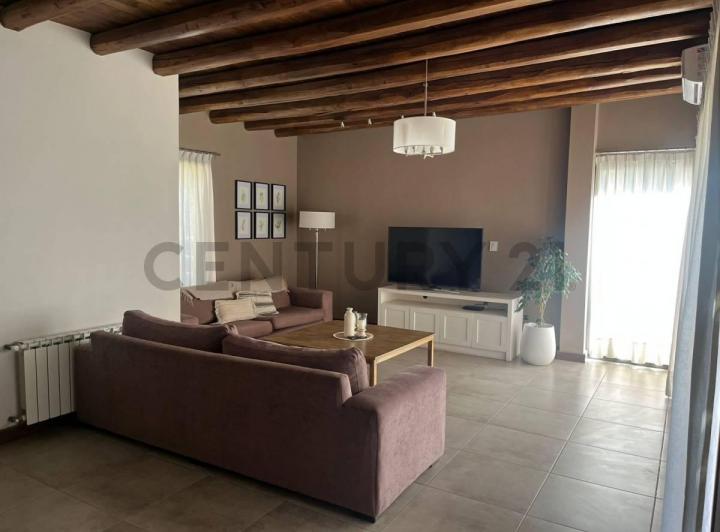 Casa · 260m² · 6 Ambientes · 1 Cochera