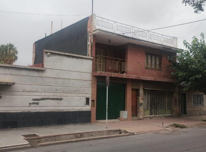 Casa · 400m² · 8 Ambientes · 3 Cocheras