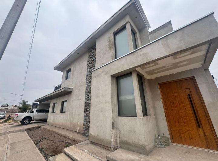 Casa · 265m² · 6 Ambientes · 2 Cocheras