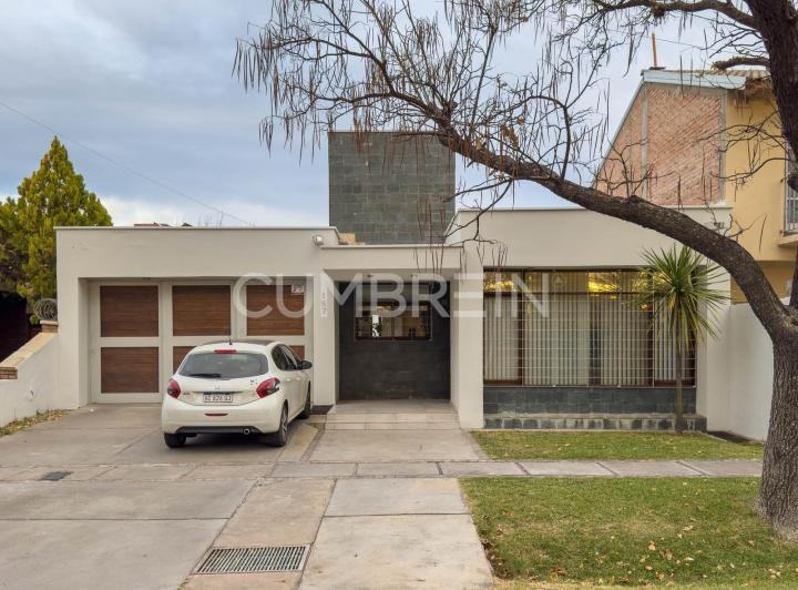 Casa · 249m² · 3 Dormitorios · 2 Cocheras