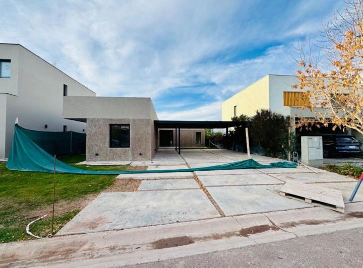 Casa · 144m² · 5 Ambientes · 2 Cocheras