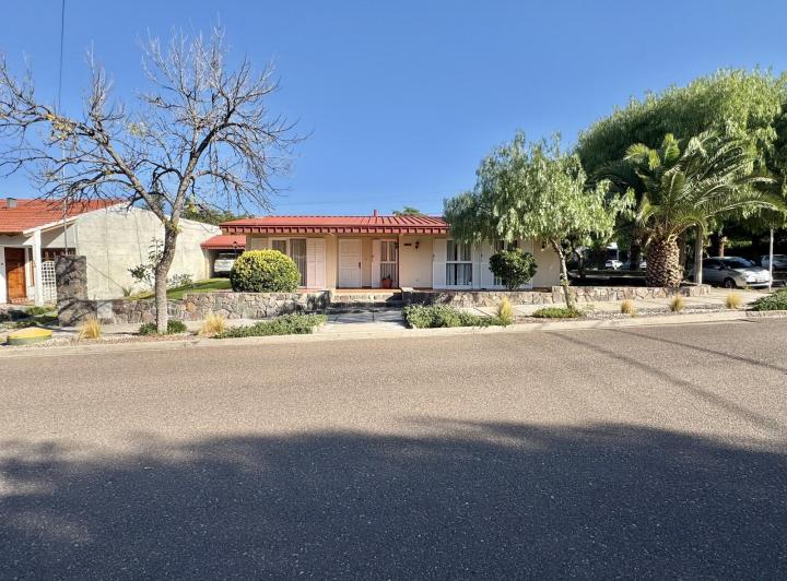 Casa · 210m² · 6 Ambientes · 1 Cochera