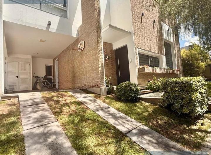 Casa · 286m² · 3 Dormitorios · 2 Cocheras