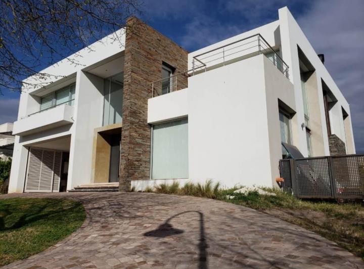 Casa · 600m² · 7 Ambientes · 2 Cocheras